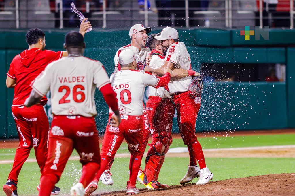 David Reyes lanza sin hit ni carrera en triunfo de El Águila sobre Saltillo
