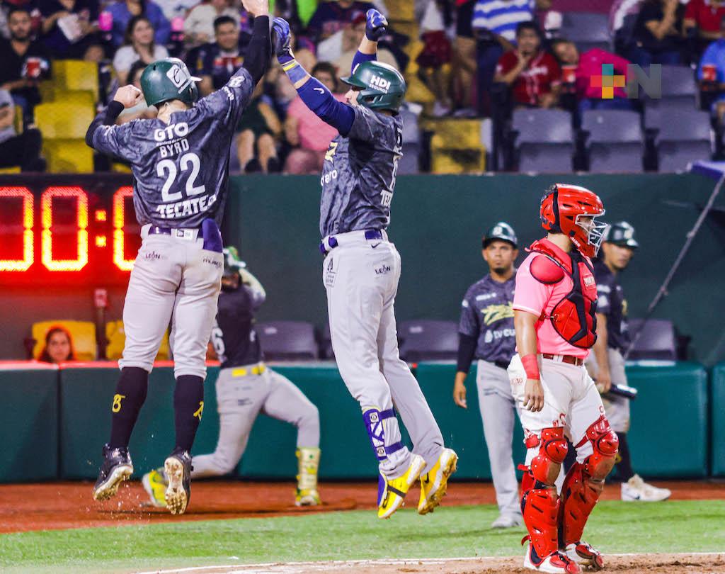 León blanquea a El Águila por 4-0 y empareja la serie