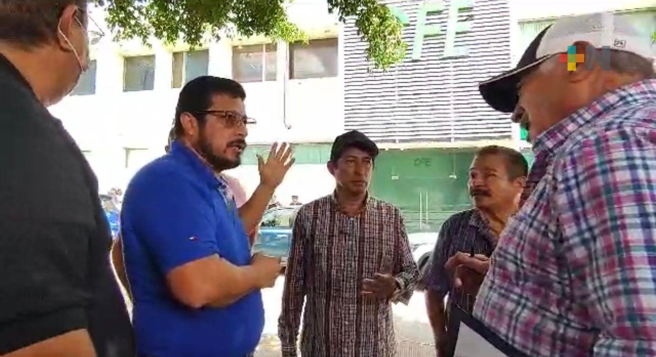 Por constantes apagones, habitantes de Rabón Grande se manifiestan en CFE Coatza