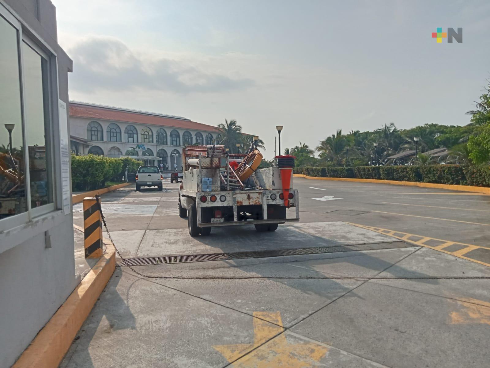 Sin energía eléctrica en plaza Acuario y un lesionado deja explosión de transformador
