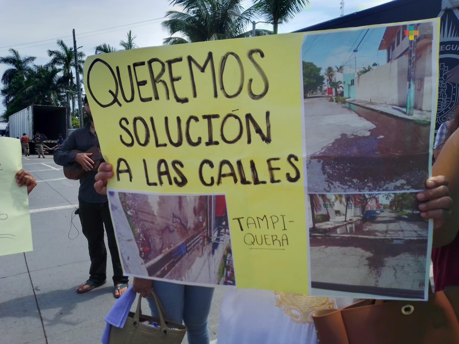 Por fallas en drenaje colonos de Boca del Río cerraron vialidad frente a palacio municipal
