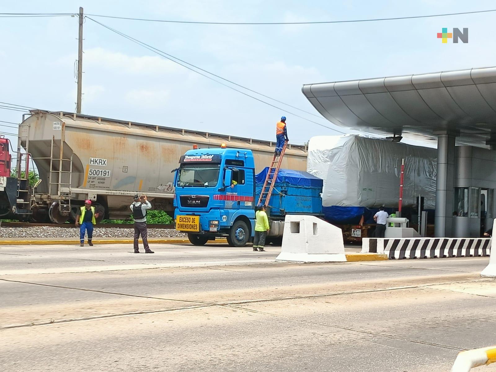 Vagones del tren Maya pasan por Veracruz en su camino hacia Quintana Roo