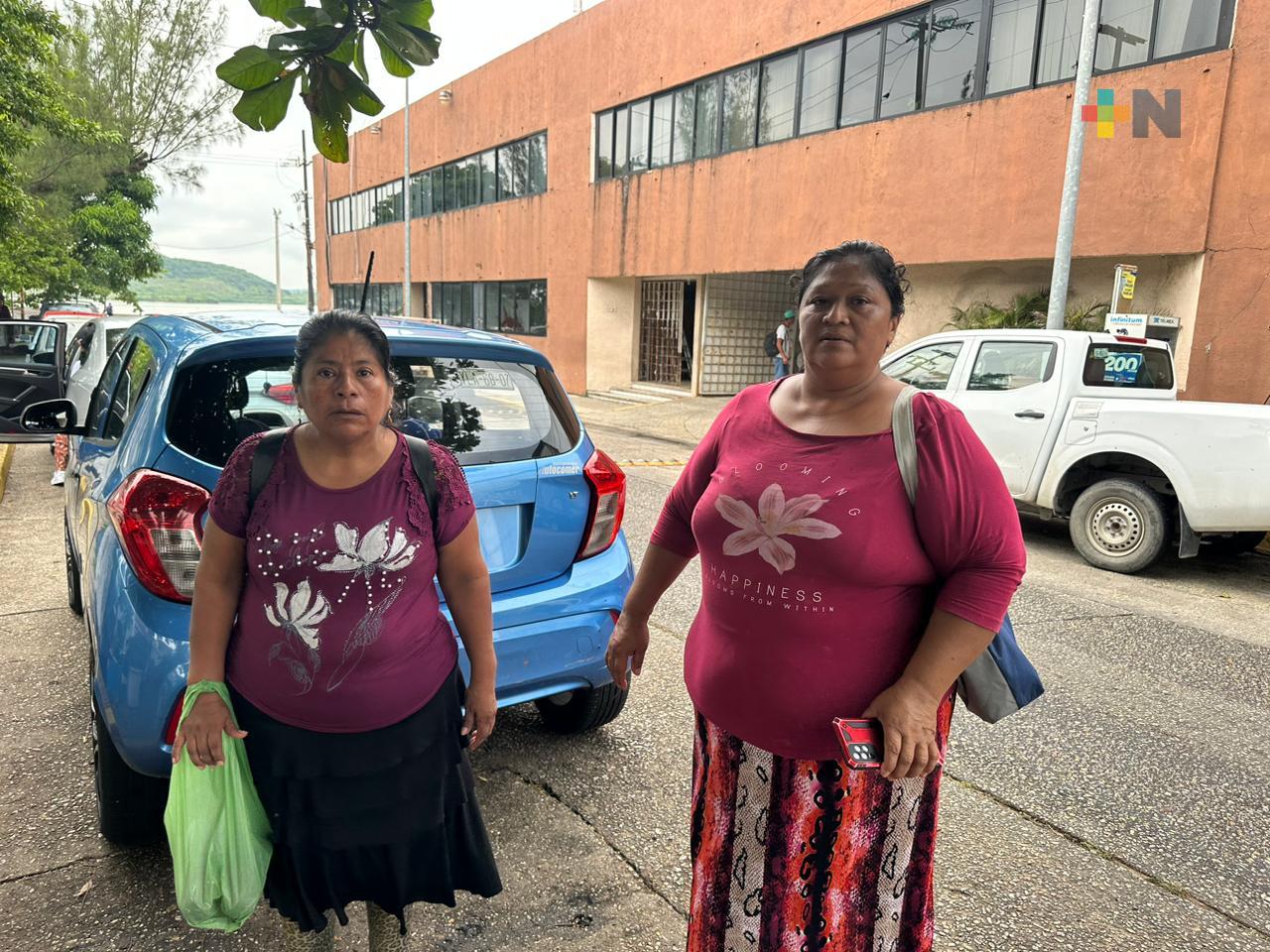 Invasión de banquetas y mal estado de calles en colonia de Coatzacoalcos