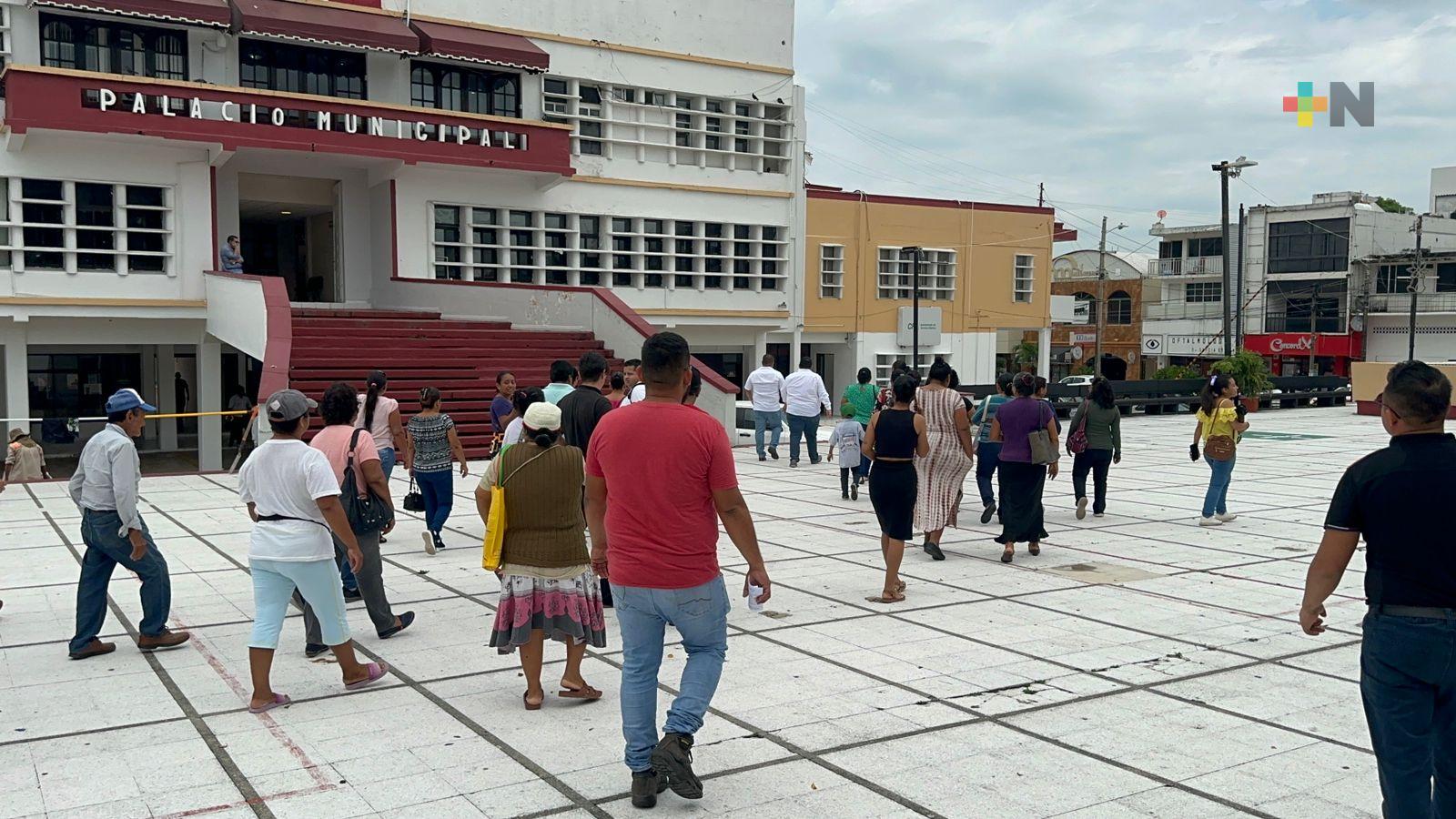 En Coatza, colonos de asentamiento irregular solicitan que CFE les instale servicio