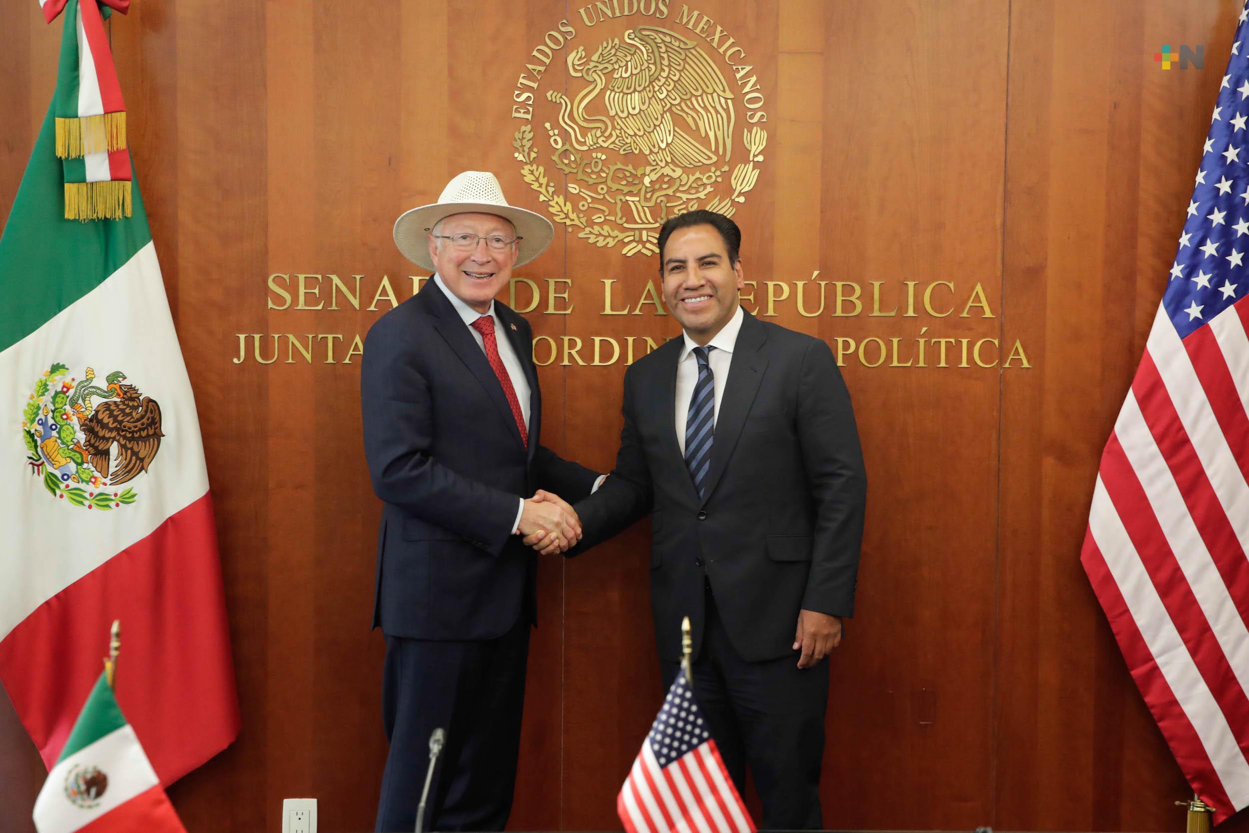 Eduardo Ramírez y Ken Salazar acuerdan mejorar lazos de cooperación entre México y EUA