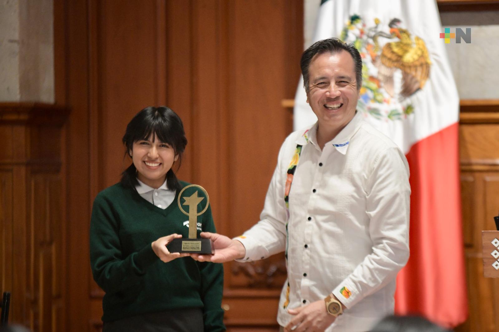 Entregó Gobernador reconocimiento a veracruzana, ganadora del National Student Prize