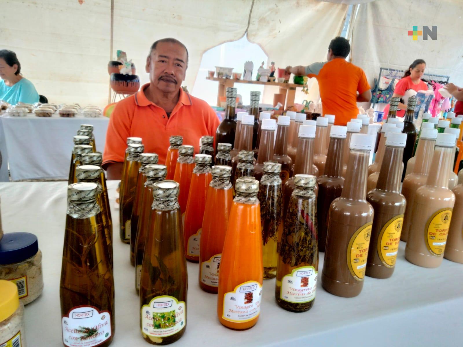 Los hombres también elaboran y venden alimentos y artesanías