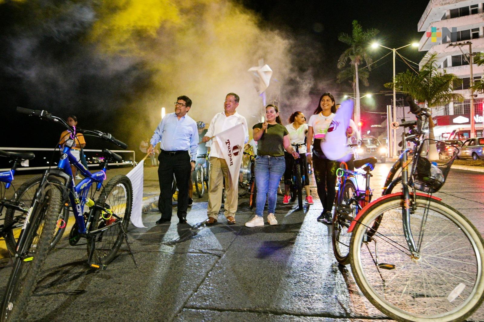 Con alegría familias tuxpeñas participaron en la “Rodada Glow”