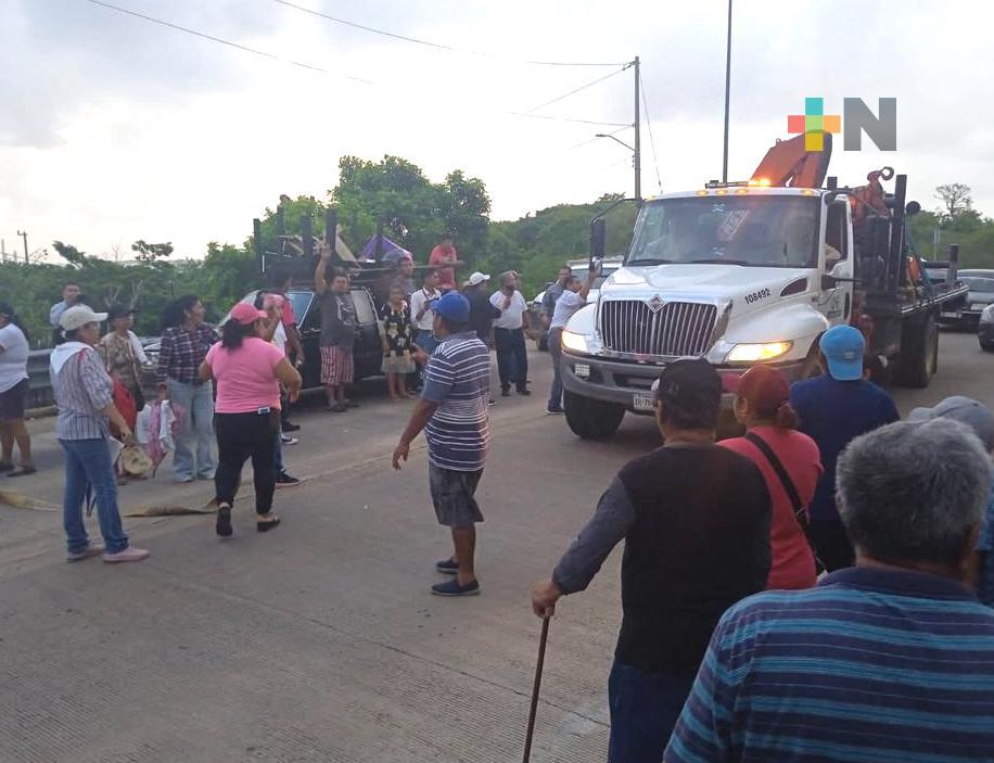 Por falta de luz, vecinos bloquean acceso hacia el Túnel Sumergido