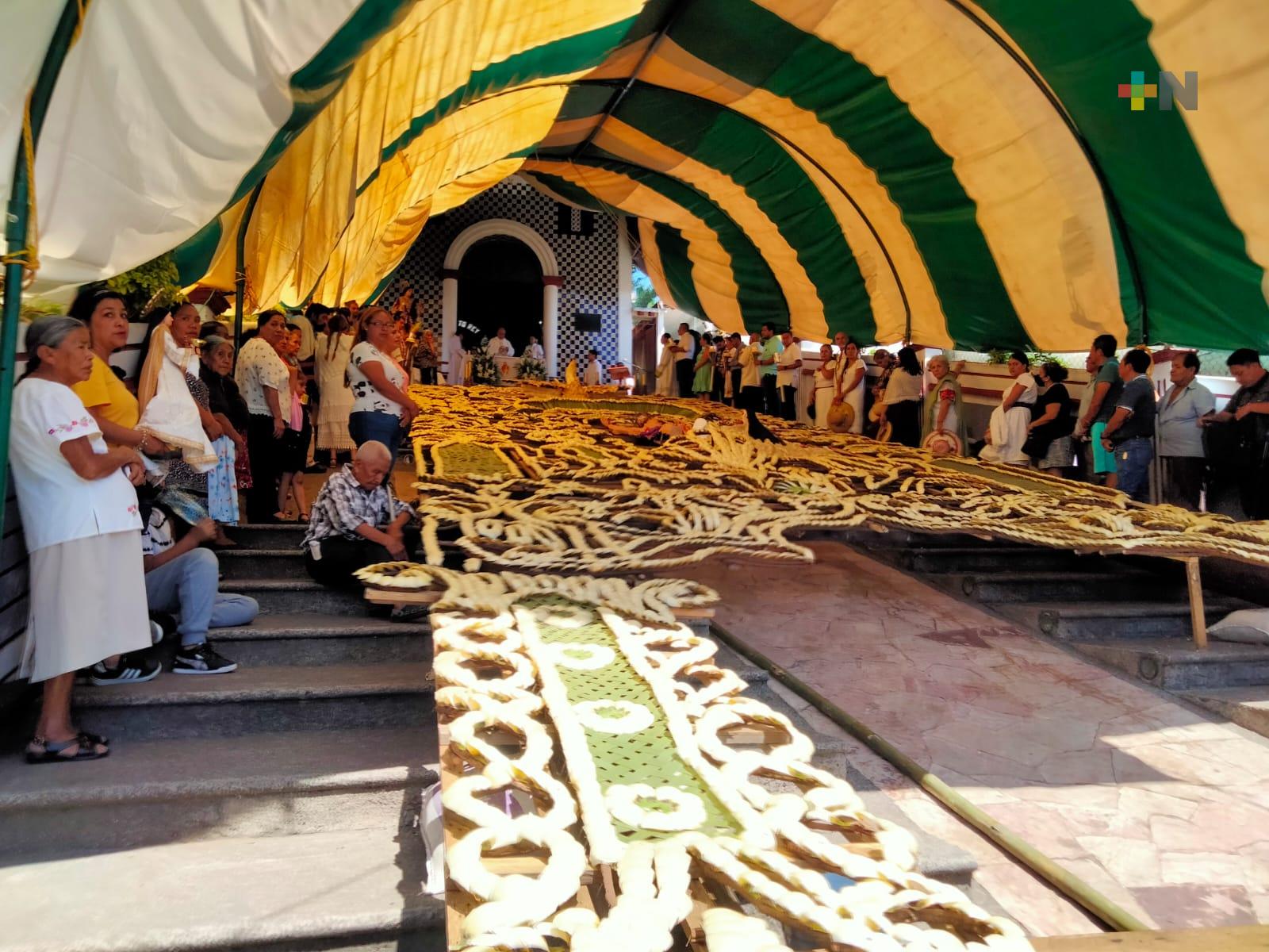 Ofrendan arco floral a santa María Magdalena, patrona de Xico