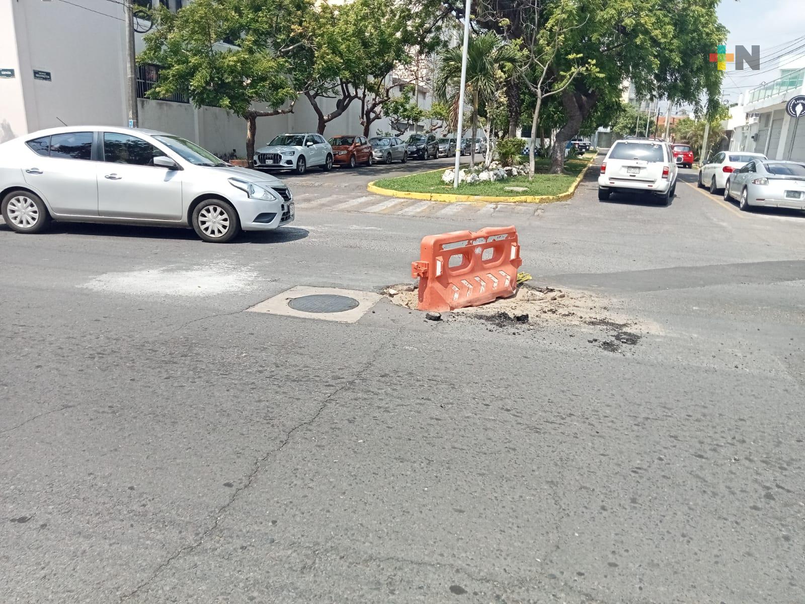 Bache afecta a vialidades del fraccionamiento Reforma en Veracruz