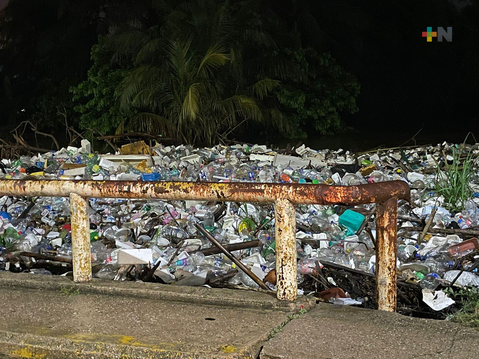 Con lluvias, arroyos de Minatitlán arrastran toneladas de basura