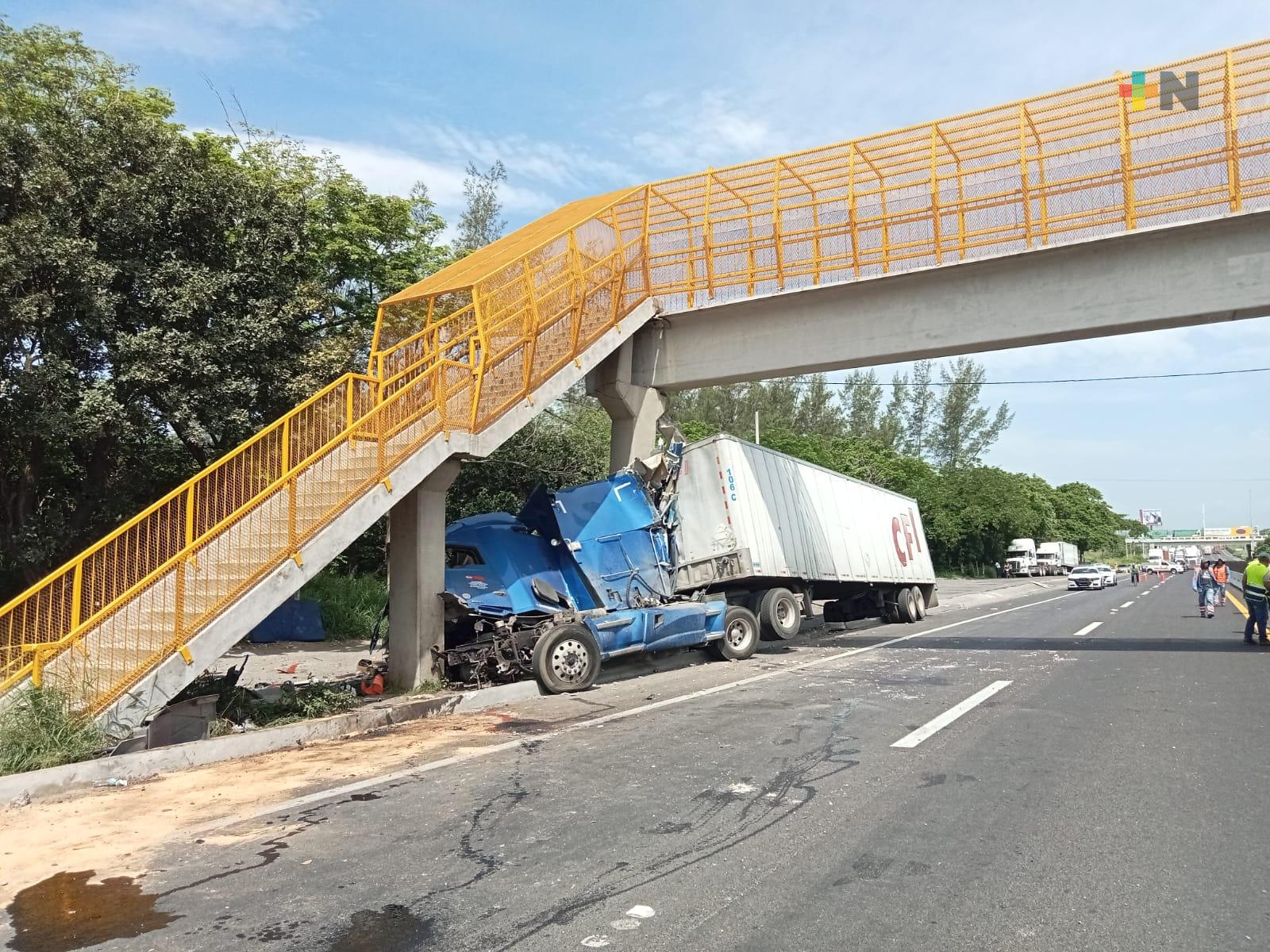 Para retirar tráiler y desmontar puente peatonal cerrarán carretera Veracruz-Cardel