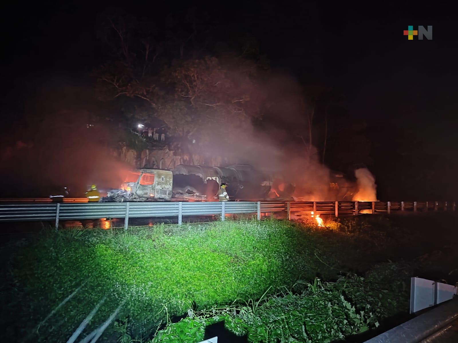 Choque de pipas mantiene bloqueada carretera Acayucan-Minatitlán