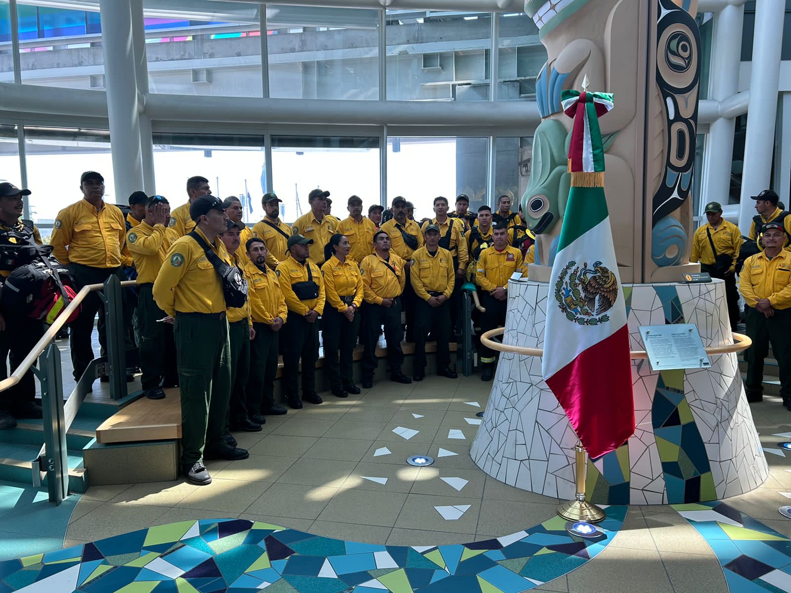 México envía segundo contingente de combatientes de incendios forestales a Canadá