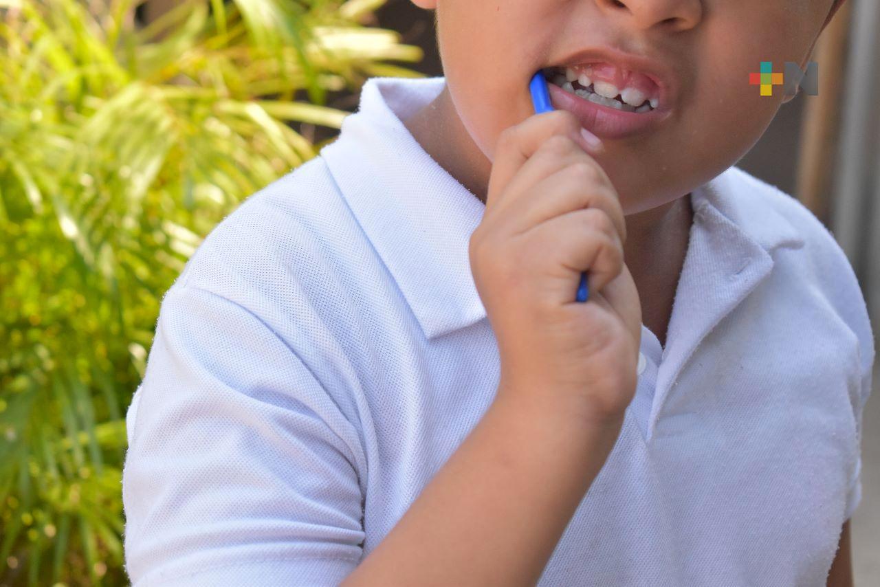 Líquidos azucarados tienen consecuencias negativas en dientes; padres deben vigilar cepillado