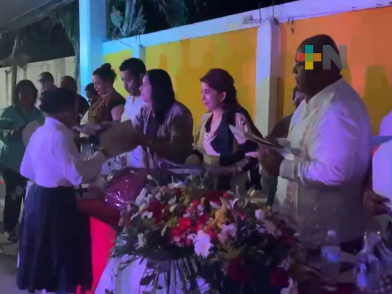 Apadrina Eric Cisneros a estudiantes egresados de primaria de Otatitlán