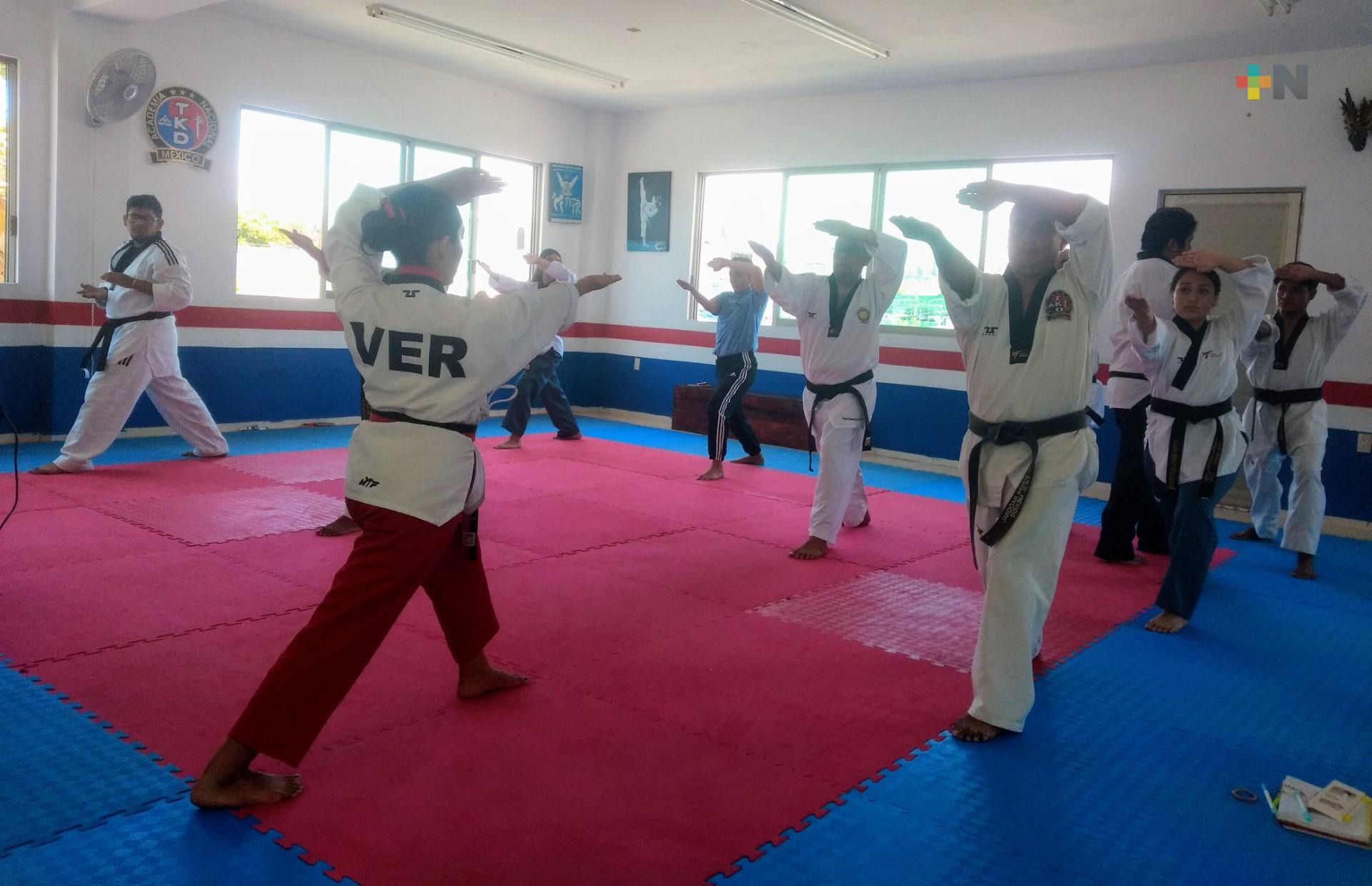 Coatza recibió seminario estatal de formas de taekwondo