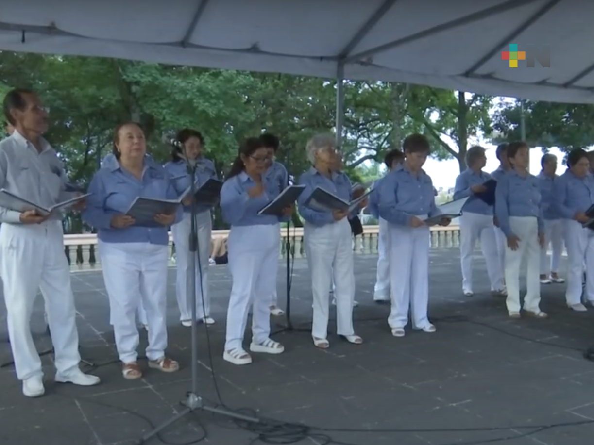 Grupo músico coral Voces y Recuerdos de Querétaro se presentó en parque Juárez