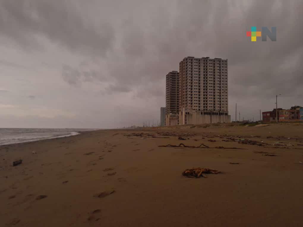 Hallan manchas de hidrocarburo en playa de Coatzacoalcos
