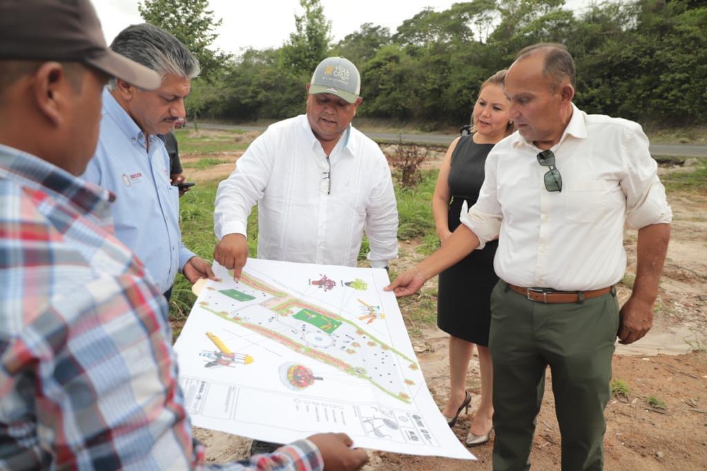 Supervisa Eric Cisneros avances en construcción de parque en carretera Xalapa-Coatepec