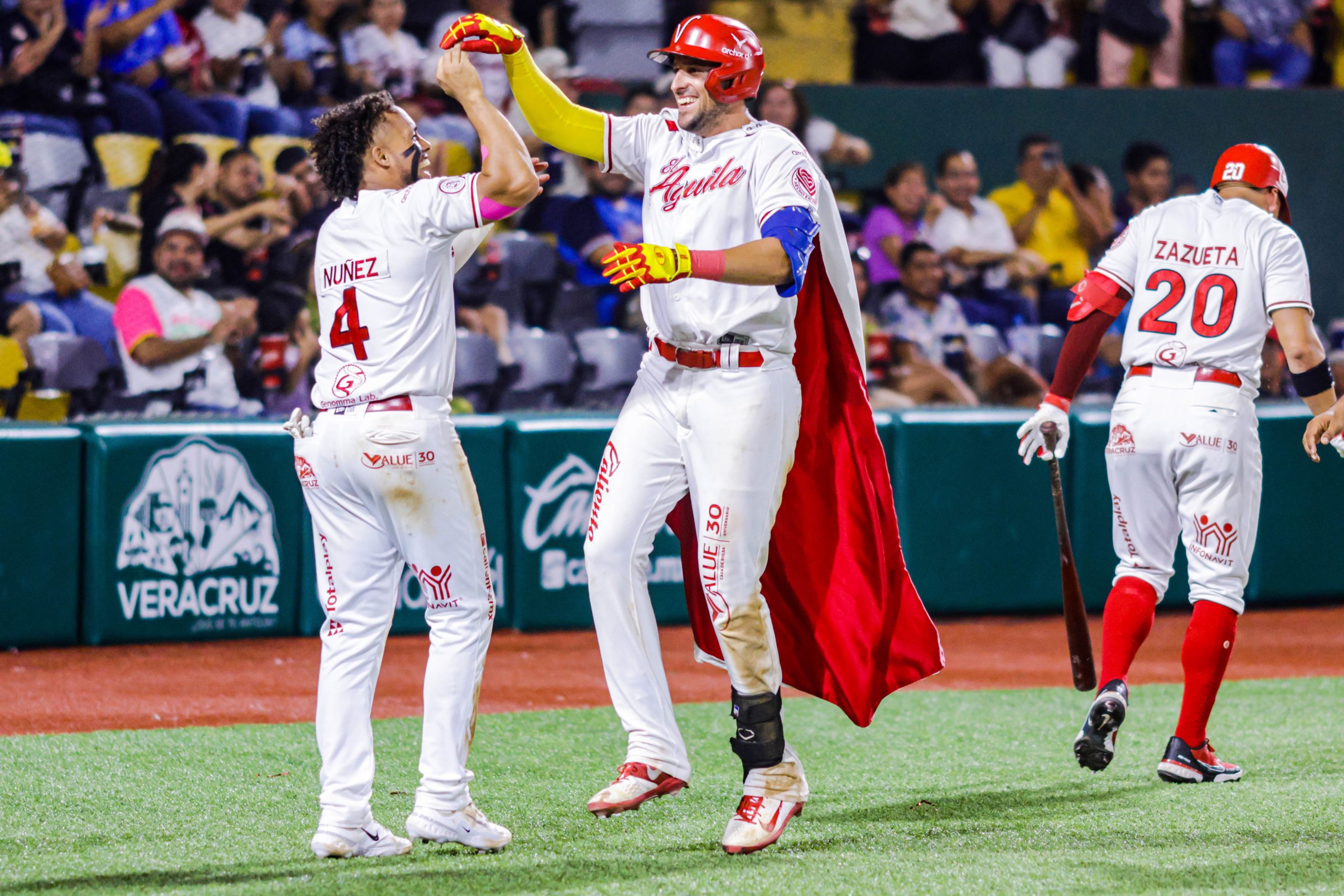 El Águila vence por 4-3 a León y empata la serie