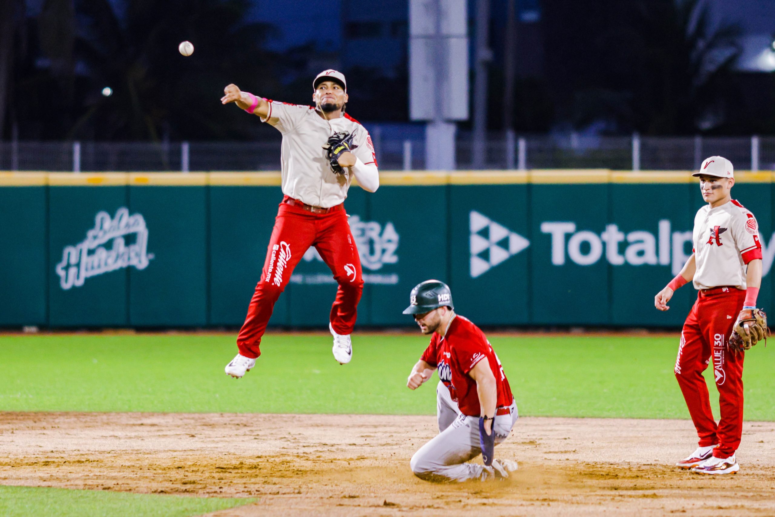 El Águila vence por 3-2 a León, en catorce entradas