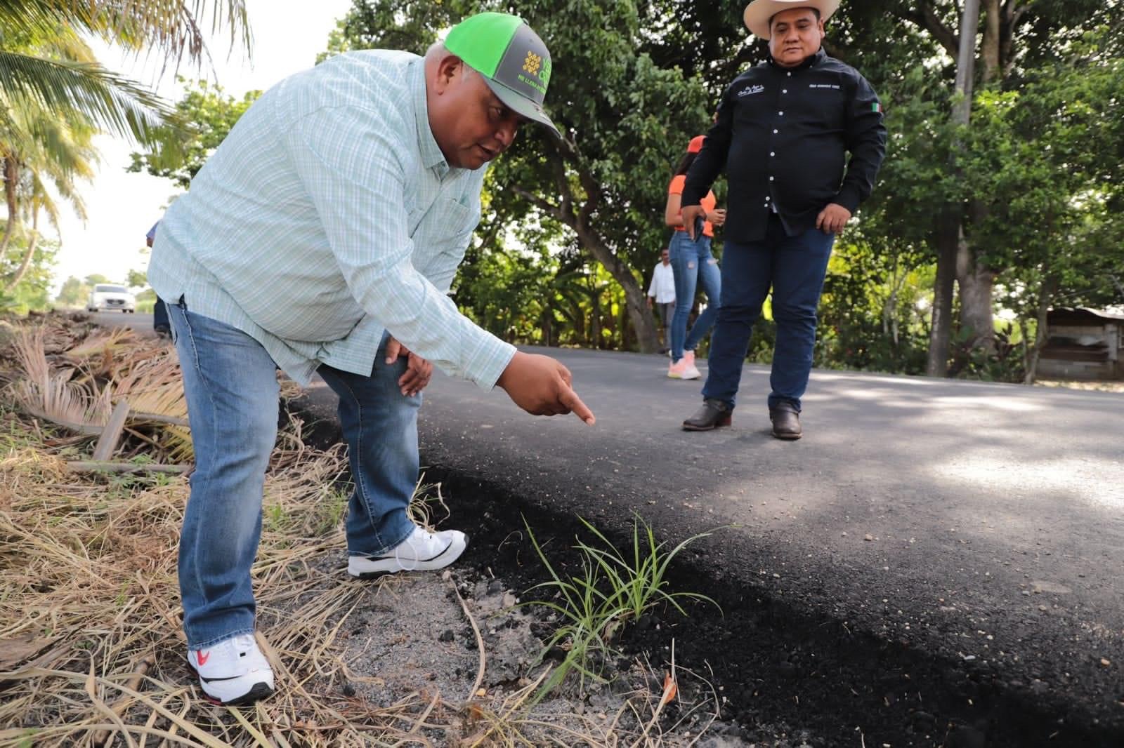 Supervisa Eric Cisneros obras de pavimentación en la Cuenca del Papaloapan