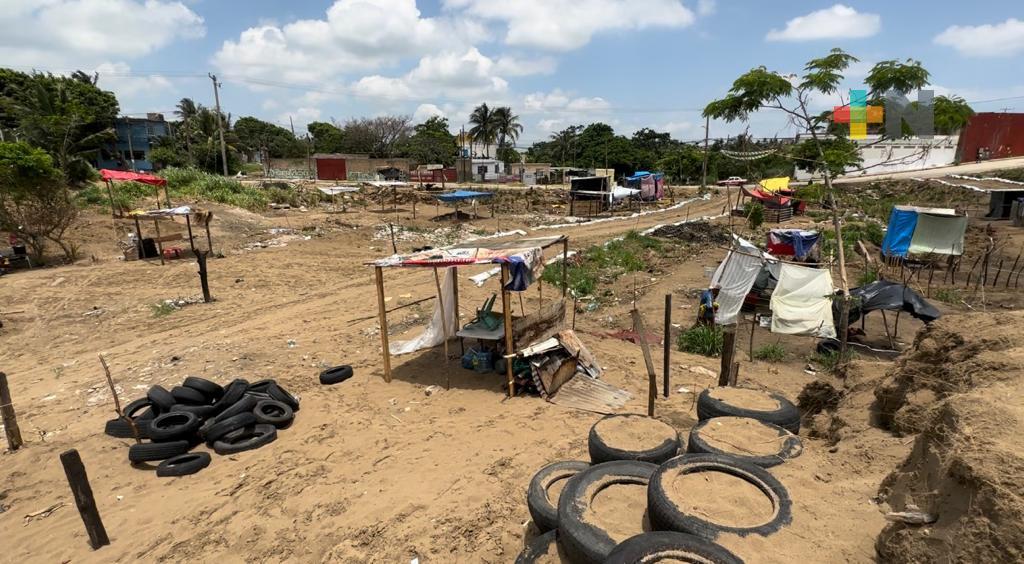 Denuncian invasión de áreas verdes en colonia de Coatzacoalcos