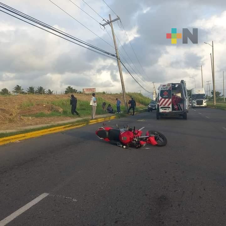 Pareja de jóvenes lesionados al derrapar su moto en Coatzacoalcos