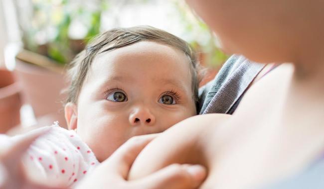 Lactancia materna es fundamental para la primera infancia; es un tema de toda la sociedad