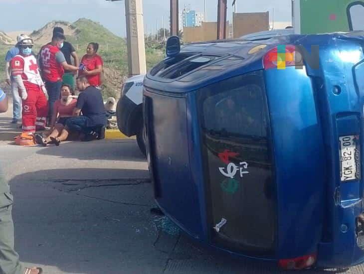 Jovencita lesionada tras volcar su auto en malecón costero de Coatza