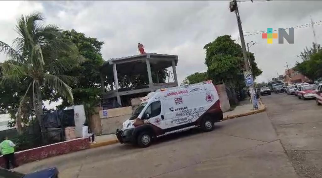 Obrero intentó lanzarse desde kiosko en Coatzacoalcos