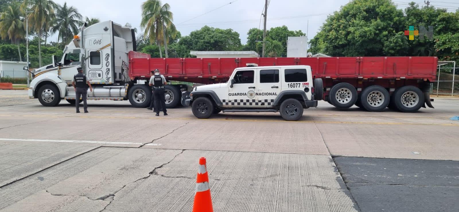 En curso operativo de verificación de peso y dimensiones en caseta de cobro de Coatza