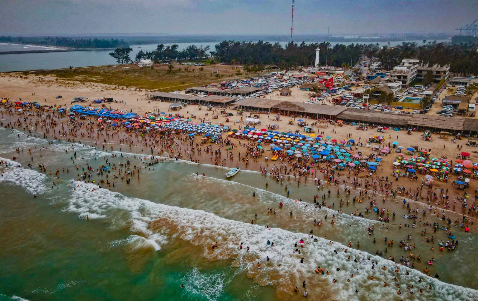 Equipan a guardavidas que vigilarán playas de Tuxpan