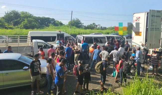 Identifica INM 172 migrantes extranjeros abandonados en un tractocamión en Veracruz