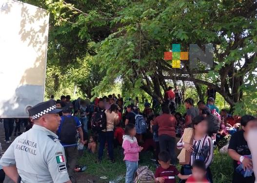 Rescata INM a 148 migrantes abandonados en un tráiler en Veracruz