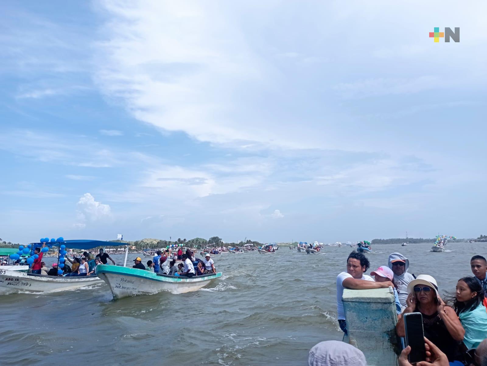 Celebran procesión en lanchas en honor a la Virgen del Carmen en Villa Allende