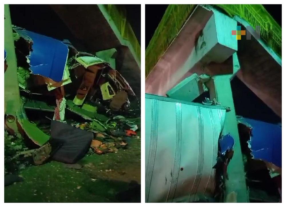 Tráiler choca contra puente peatonal en Veracruz, puerto