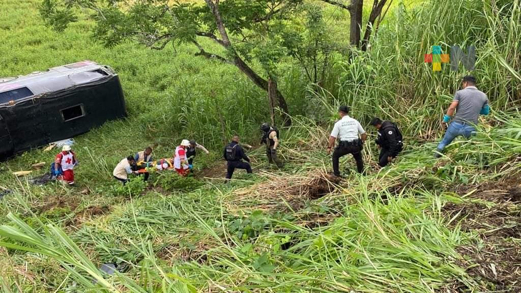 15 personas lesionadas deja volcadura de autobús en carretera Acayucan-Salina Cruz