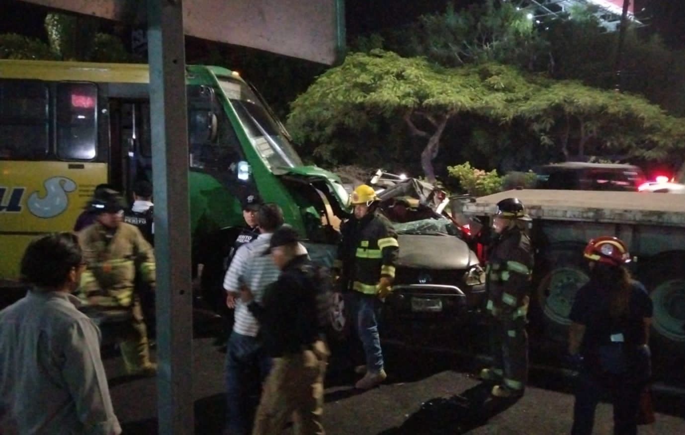 Reportan a dos personas lesionadas en aparatoso accidente vehicular frente a Plaza Américas