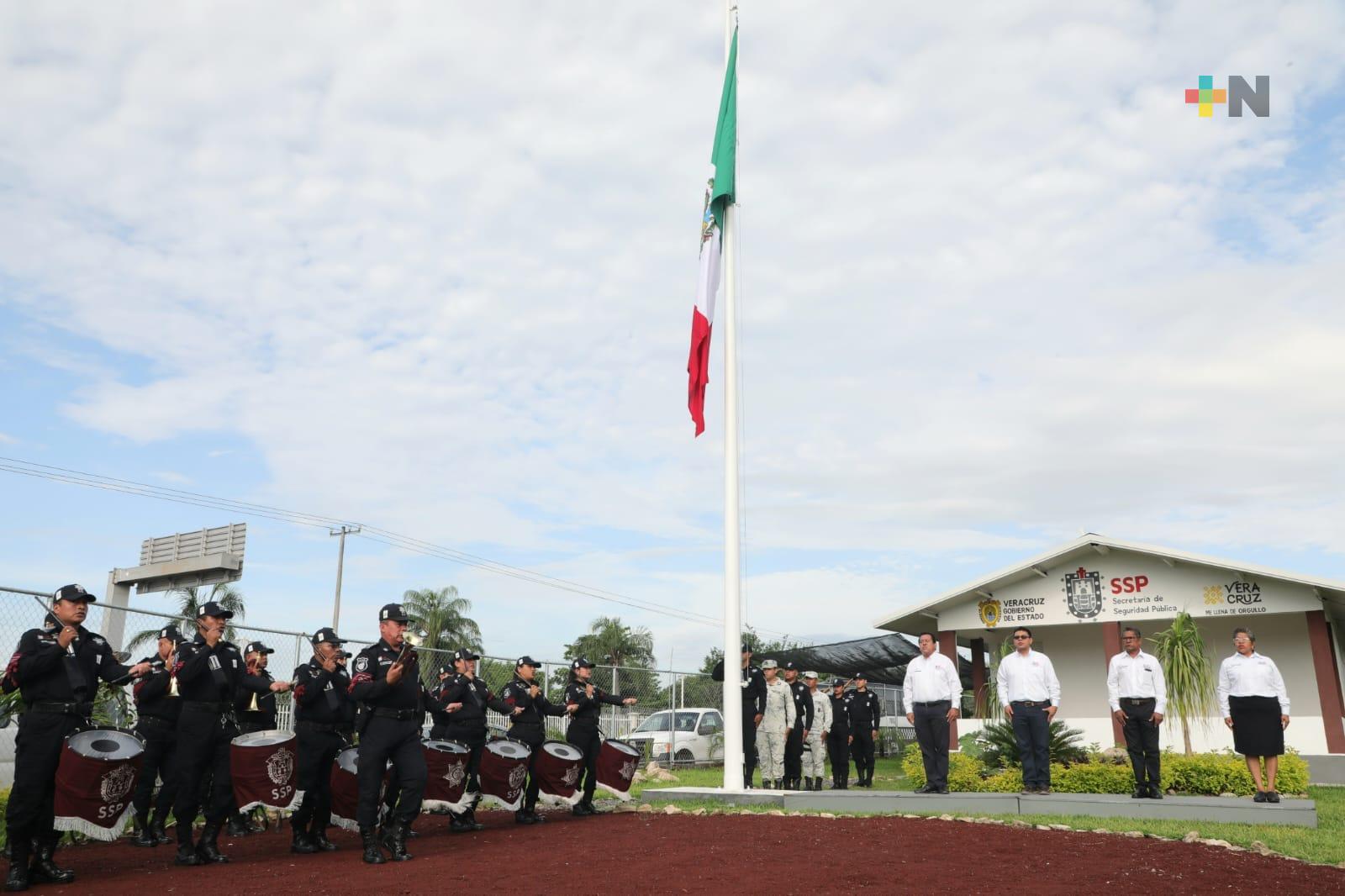 Integrantes del ayuntamiento de Úrsulo Galván realizan honores a la bandera en módulo de vigilancia SSP, en Tamarindo
