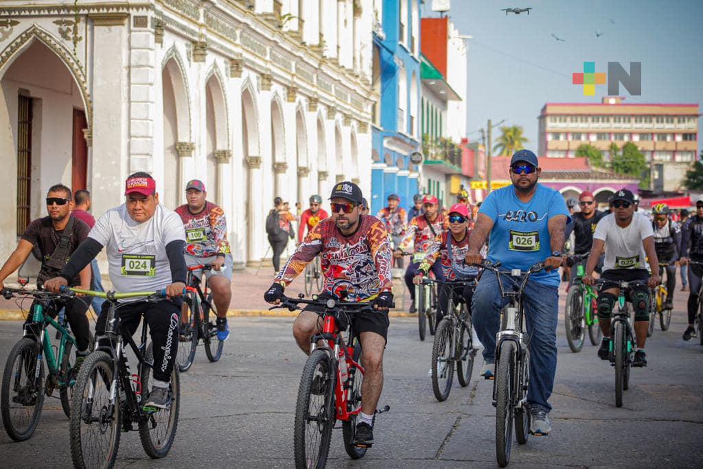 Eric Cisneros felicita a participantes de «Rodada Pedaleando por la Cuenca»
