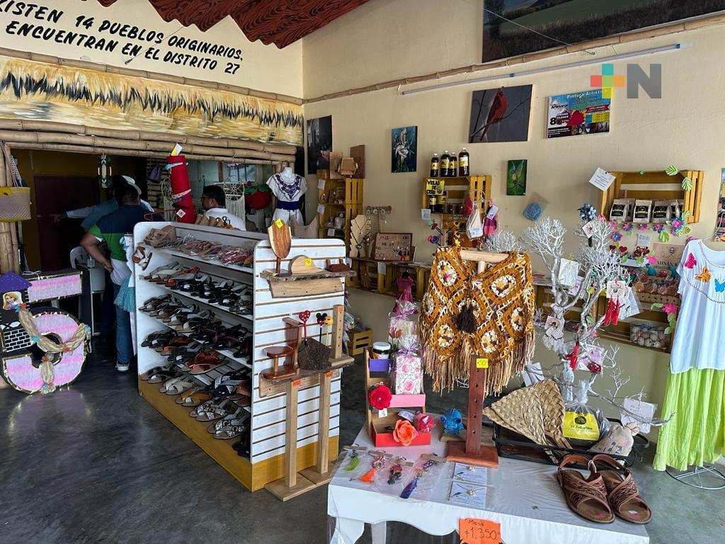 A los artesanos veracruzanos hay que apoyarlos, comprarles sin regatearles: Marco Martínez