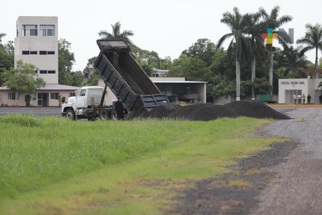 Supervisa Eric Cisneros trabajos de mantenimiento en aeropista de la Marina, en Tuxpan