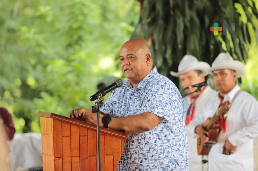 Visita Eric Cisneros Citlaltépetl y convive con habitantes de la Huasteca