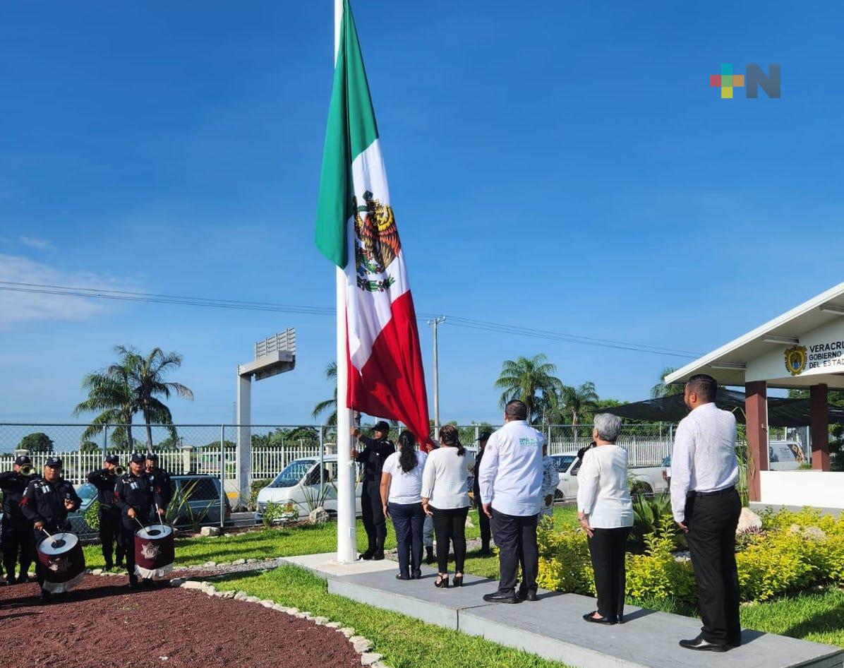 Integrantes del ayuntamiento de Jilotepec realizan honores a la Bandera en módulo de vigilancia SSP