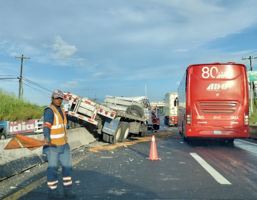 Aparatoso accidente se presenta en carretera Veracruz-Xalapa