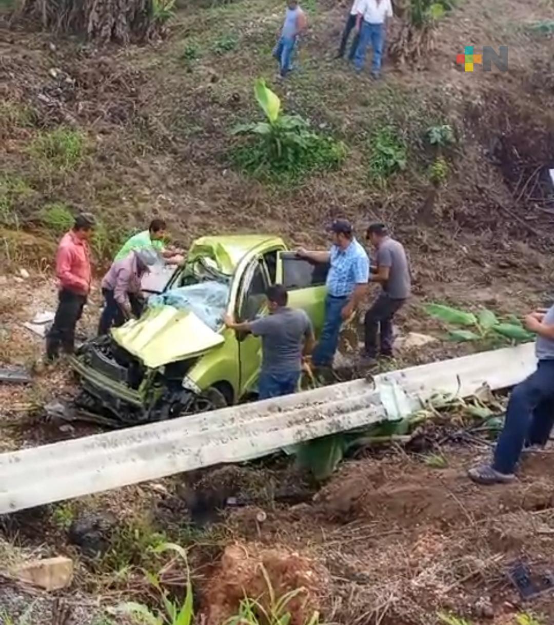 Tráiler embiste a un auto en carretera de Las Choapas; falleció una persona