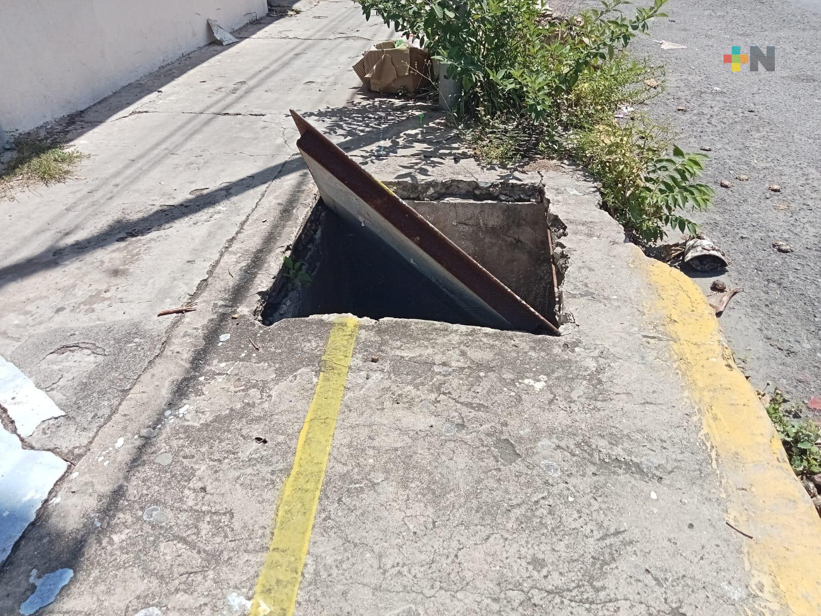 Alcantarilla cumple un año sin tapa en colonia centro de Veracruz